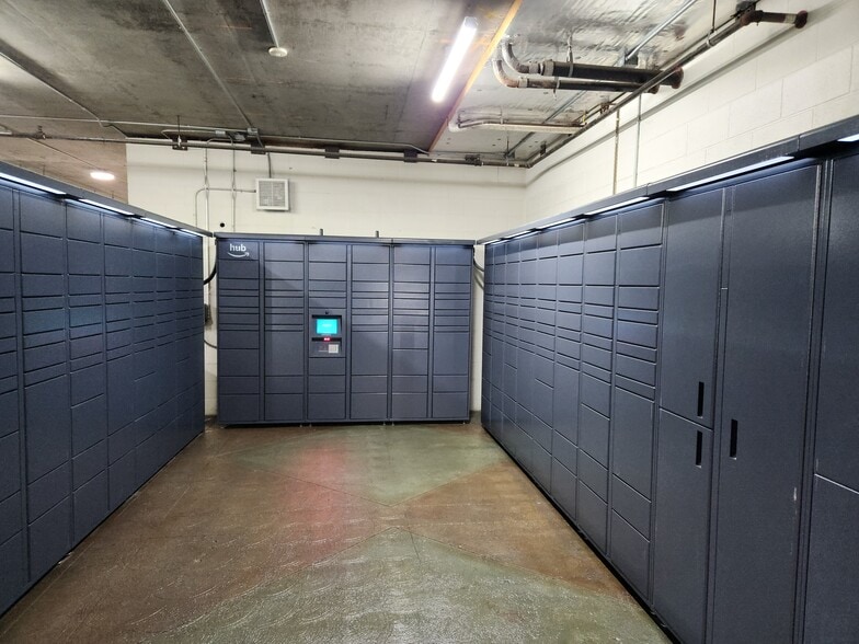 Amazon lockers - 425 W Beech St