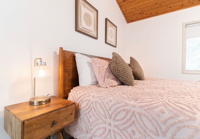 Building Photo - Stunning Lodge Near Beautiful Lake Gregory
