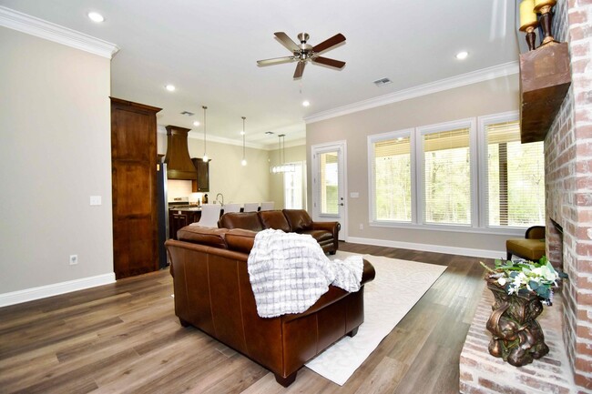Building Photo - Beautiful 5 Bed 4 Bath Home in Ruston!
