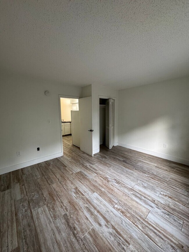 Building Photo - Large One Bedroom Across from the Beach in...