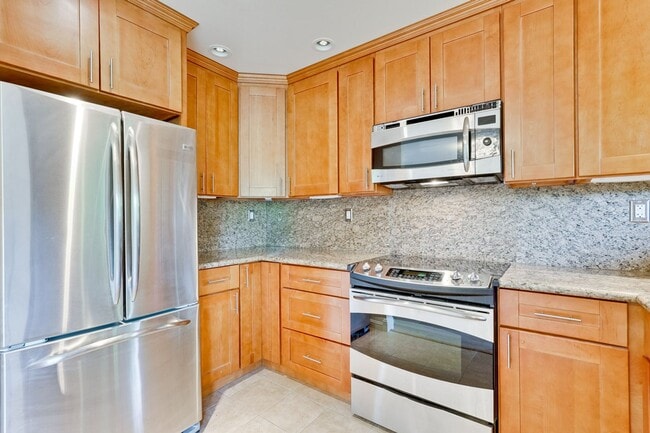 Building Photo - Top floor 2 Bed 2 Bath Condo in Los Altos!