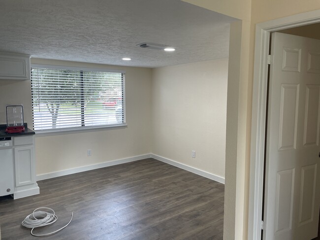 kitchen dining area - 15919 Golf Club Dr