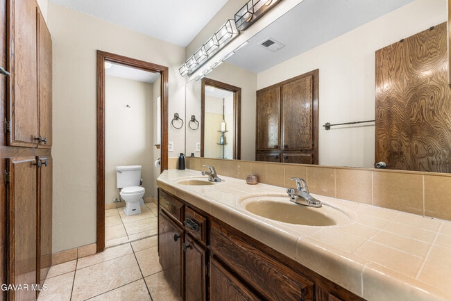 Building Photo - 1055 Lakeview Dr