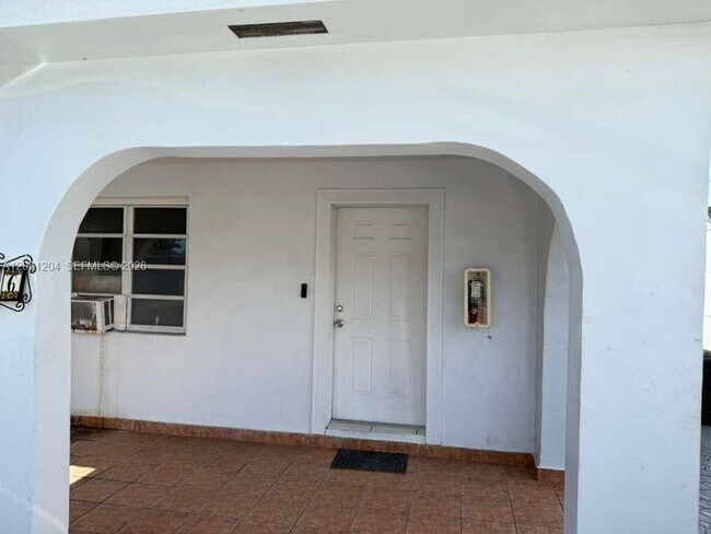 Building Photo - 526 SW 64th Ave
