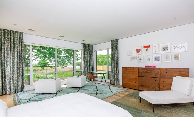 Building Photo - 493 Sagaponack Road