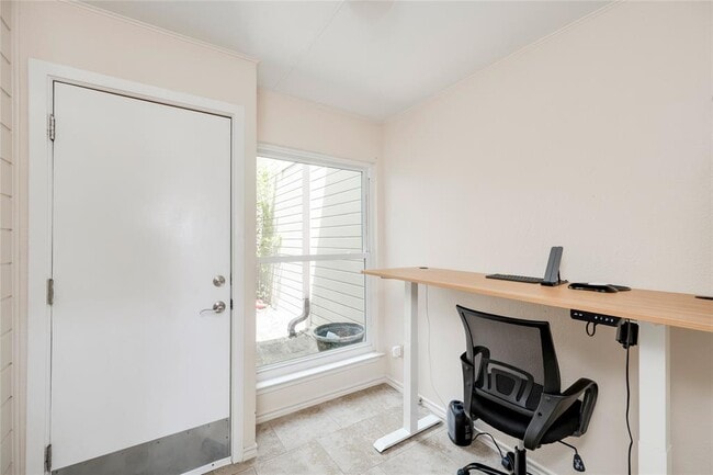 Building Photo - 6621 Mesa Hollow Dr