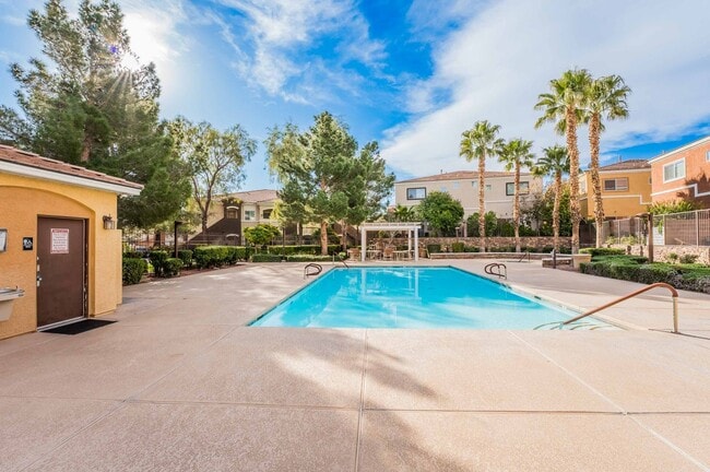 Building Photo - Gated Community Luxury Condo!
