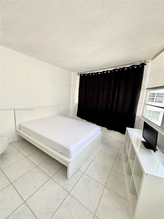 Building Photo - 905 Brickell Bay Dr