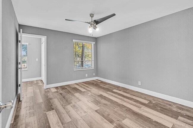 Building Photo - 3300 Pinewalk Dr N