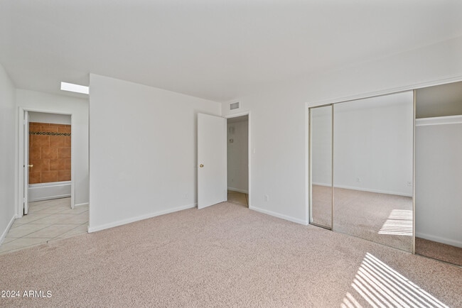 Building Photo - 612 S Allred Dr