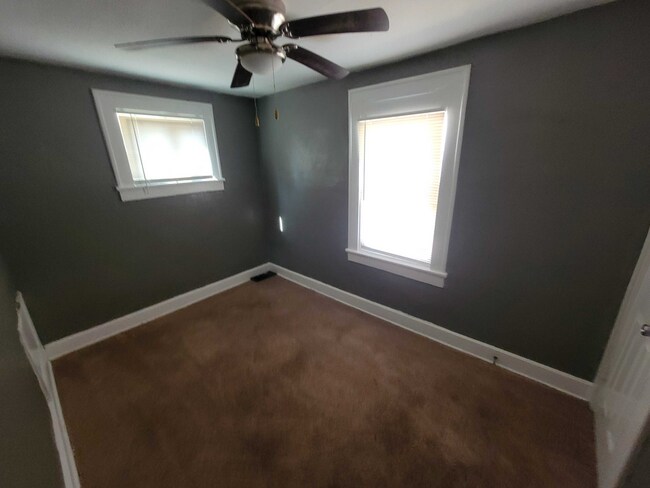 Building Photo - 861 N Drexel Ave