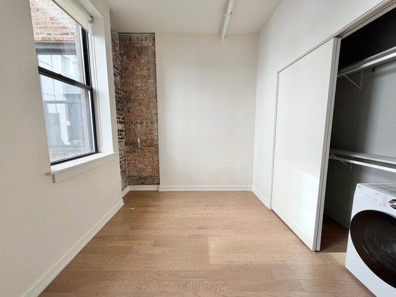 Building Photo - 102 W Chicago Ave