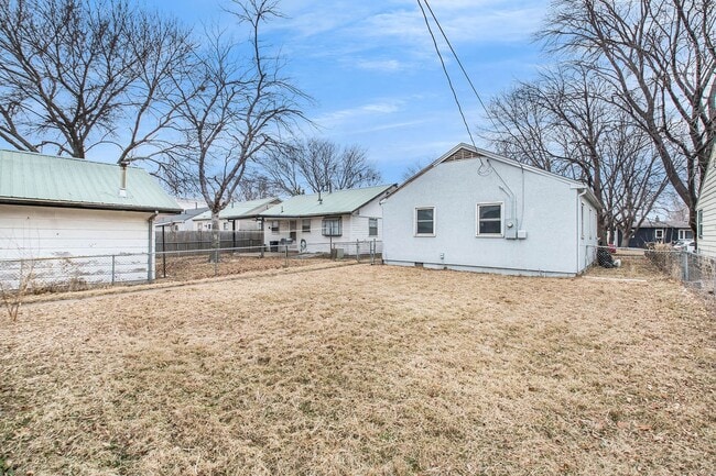 Building Photo - Completely Renovated 2 Bedroom House!