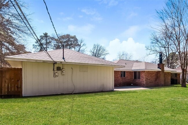 Building Photo - 2662 S Woodloch St