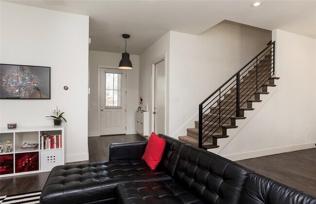 Building Photo - 306 NW H St