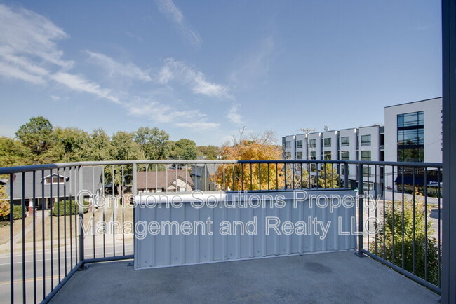 Building Photo - 1028 W Eastland Ave