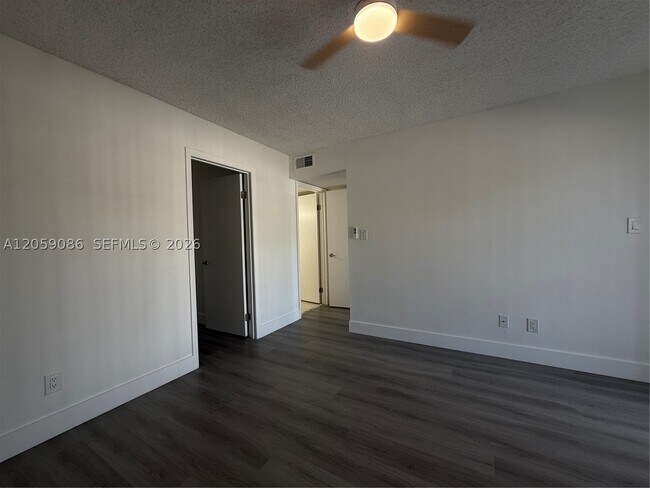 Building Photo - 510 S Park Rd