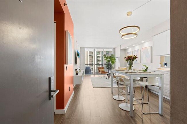 Building Photo - 1300 Brickell Bay Dr