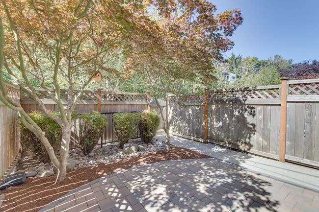 Building Photo - Charming Seattle Townhome with Garage Available Now! A/C included!