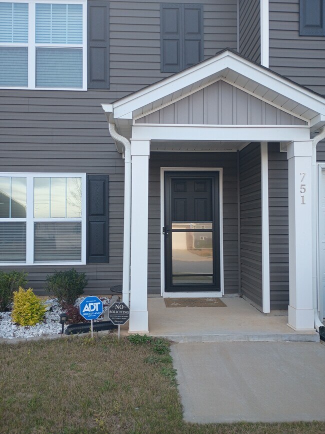 Building Photo - 751 Wolverine Ln