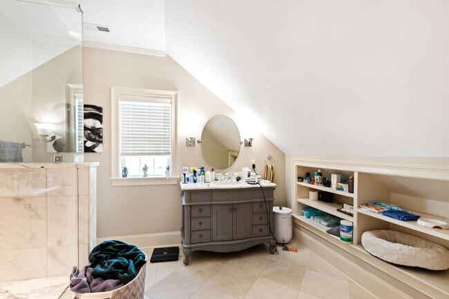 Building Photo - Elegant 5 bedroom home in Bedford!