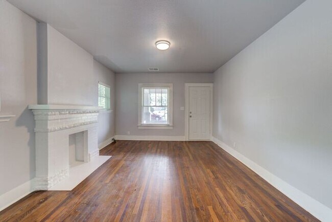 Building Photo - Charming Craftsman 3/1 Home Next To TU!