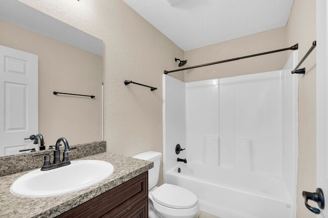 Building Photo - Large 4 Bedroom Rental!