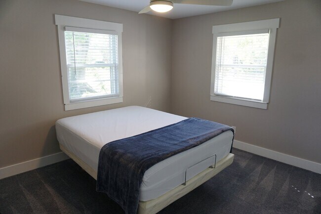 Building Photo - 109 E Sand Hills Dr