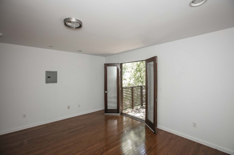 Building Photo - 627 N Niagara St