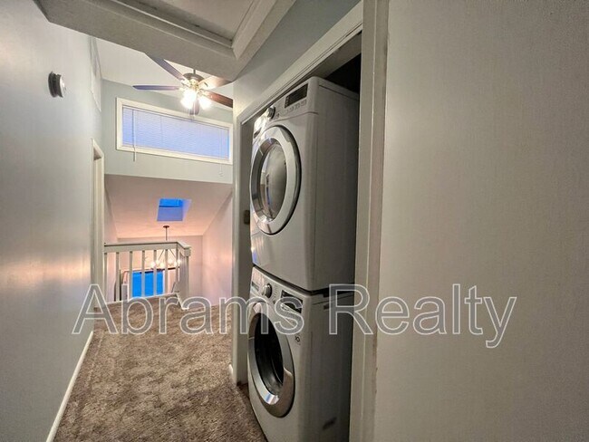 Building Photo - 1136 Glengarry Way