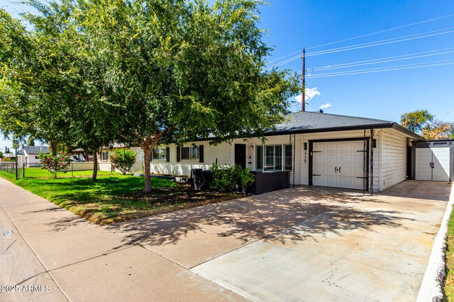Primary Photo - 2728 E Highland Ave