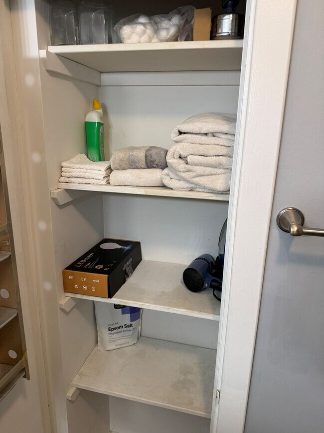 Building Photo - 1515 1/2 S Carson Ave