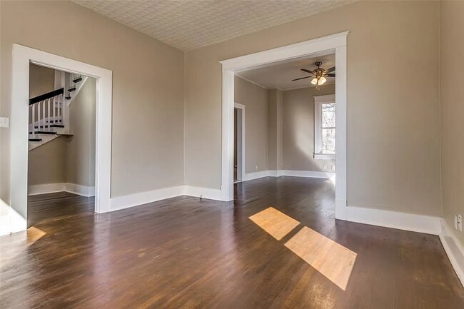 Building Photo - 423 E Sears St