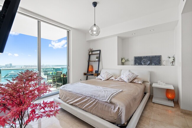 Building Photo - 900 Biscayne Blvd