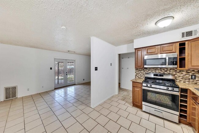 Building Photo - 2801 Skyway Cir