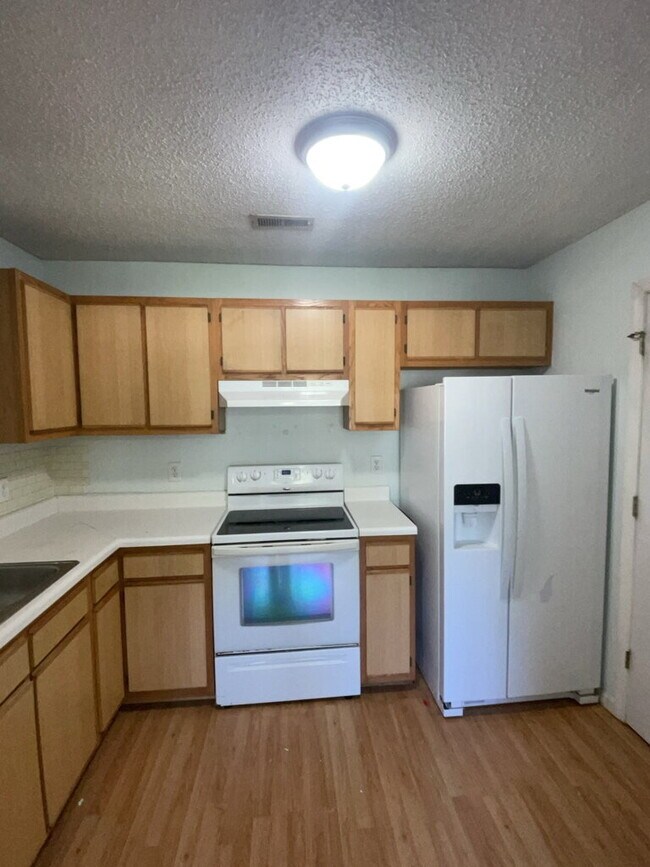 Building Photo - Charming 3 Bedroom 2 Bath Home 628 S. Hampton Dr.