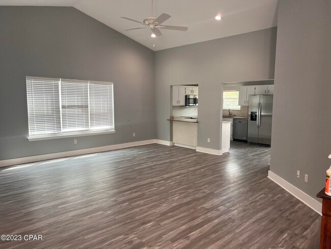 Primary Photo - 319 N Cove Blvd
