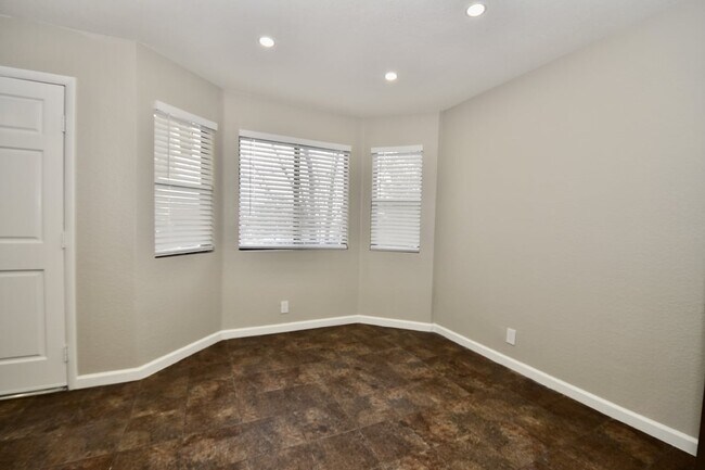 Building Photo - Stunning 2-Bedroom Condo 2nd Floor at The Lakes!