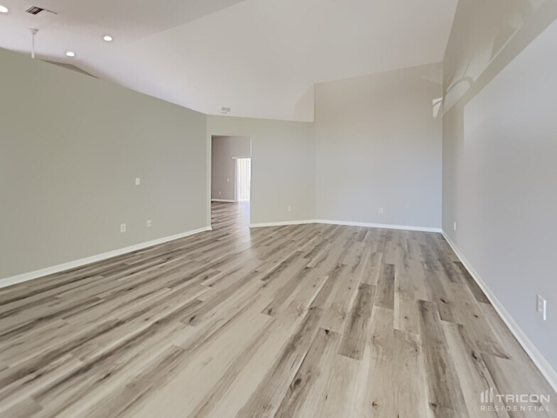Building Photo - 217 Lakeway Ln