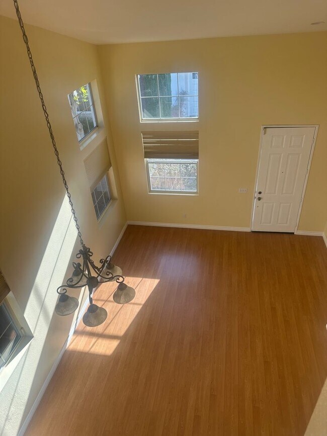 Building Photo - 3 Bedroom(plus loft), 2.5 Bath Home with Stunning Views and Modern Upgrades