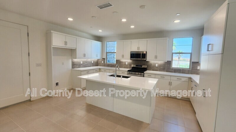 Building Photo - 35944 Randall Ln