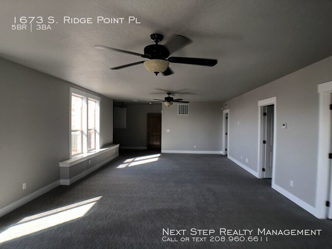 Building Photo - 5 bed 3 bath - Right Next to Table Rock