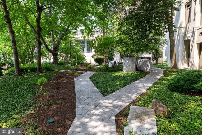 Building Photo - 2001 Hamilton St