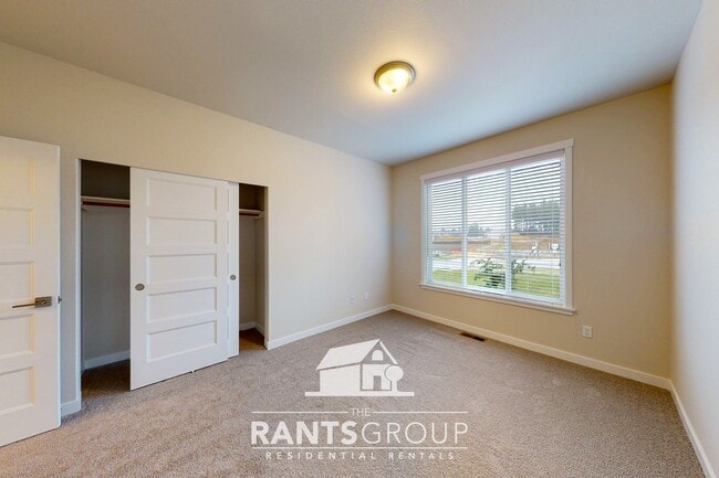 Building Photo - Beautiful Home! Easy JBLM commute!