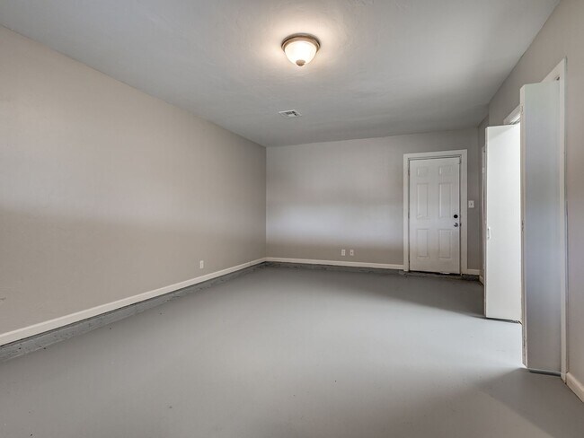 Building Photo - Charming Home in OKC + 4 bedrooms