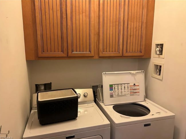 Building Photo - Spacious & Stylish 3 Bedroom, 2 1/2 Bathro...
