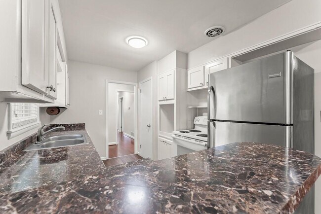 Building Photo - 2352 Elmwood Cir SE