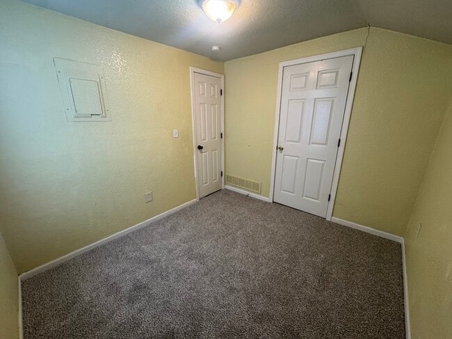 Building Photo - Cozy 2-Bed Home with Spacious Yard in Exce...