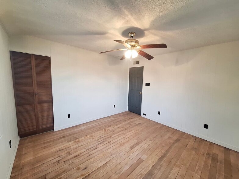 Building Photo - 991 Loucks Pl