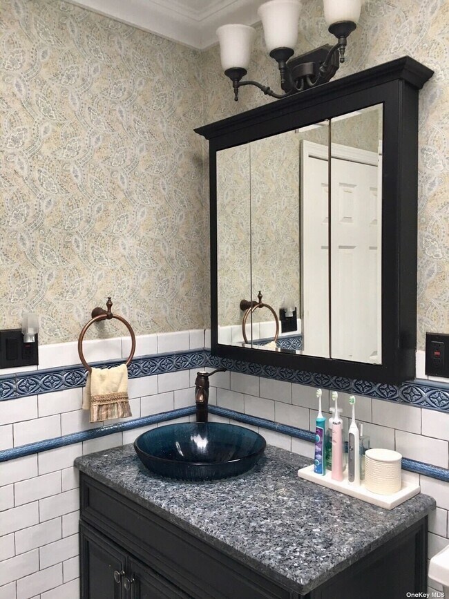 Building Photo - 68-41 Harrow St